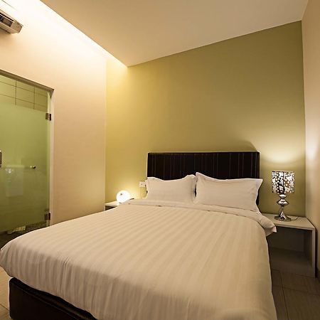 Seven Hotel Putatan Екстериор снимка