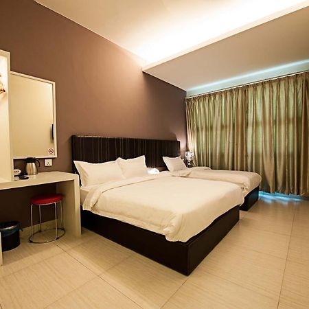 Seven Hotel Putatan Екстериор снимка