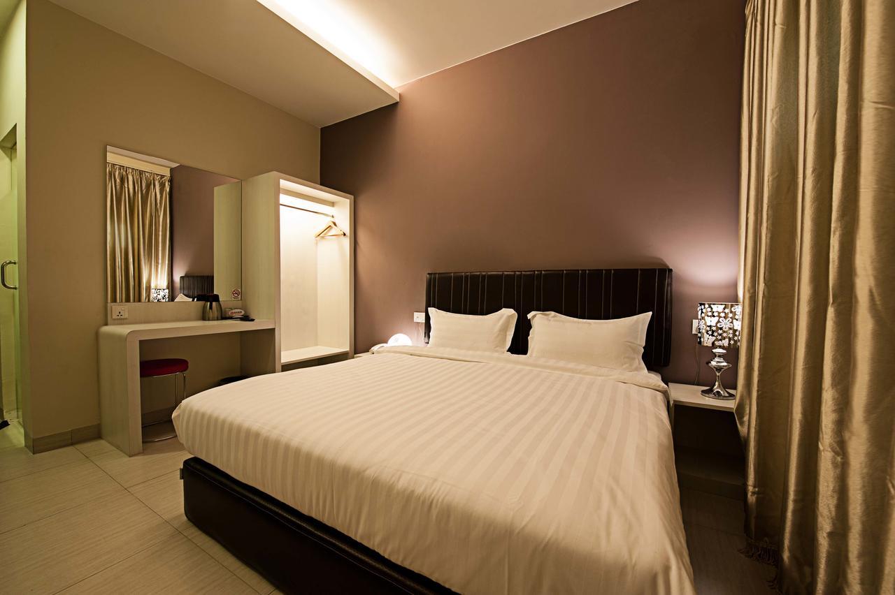 Seven Hotel Putatan Екстериор снимка
