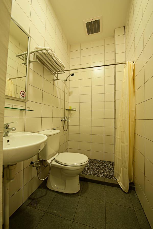 Seven Hotel Putatan Екстериор снимка