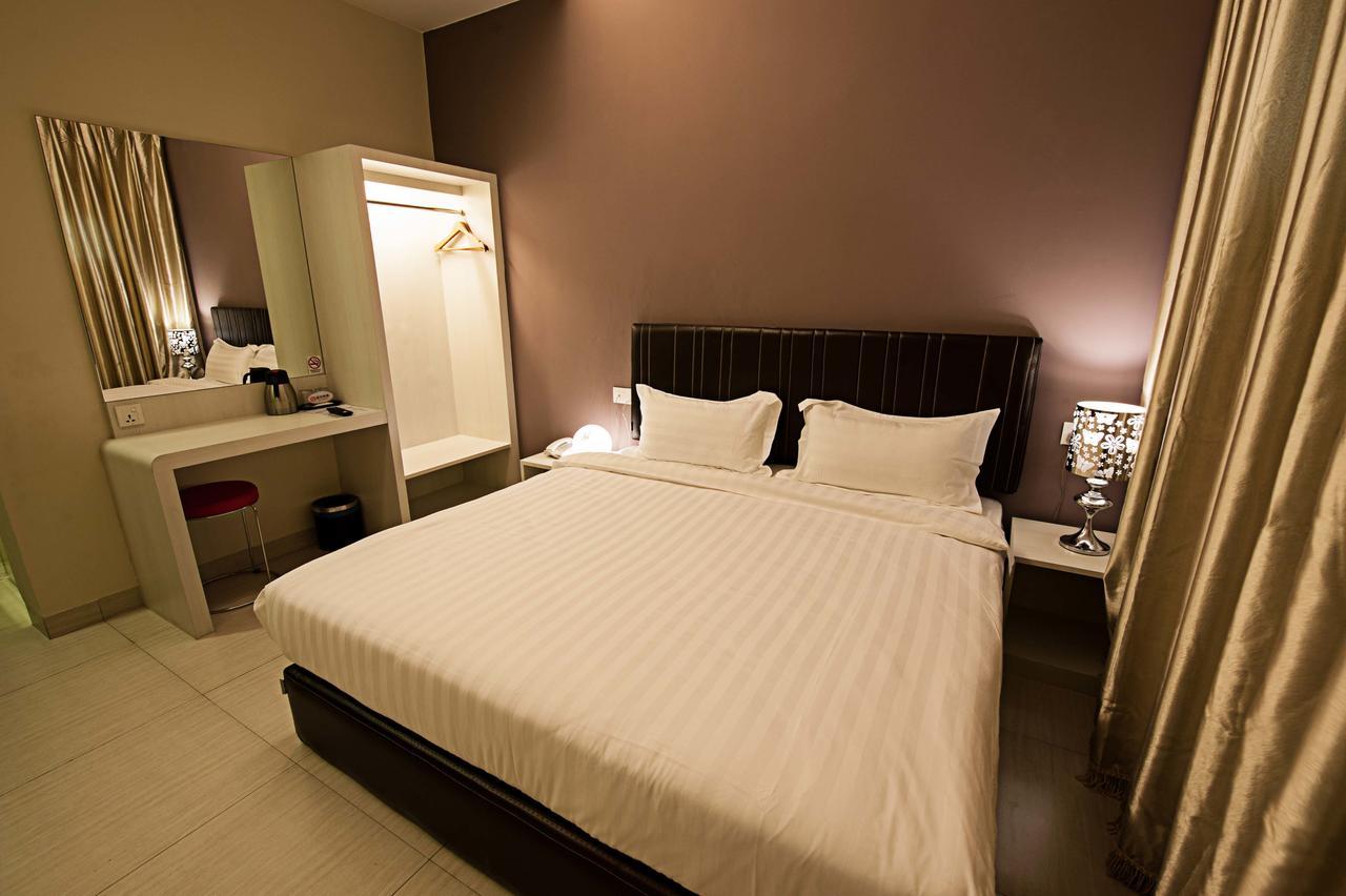 Seven Hotel Putatan Екстериор снимка